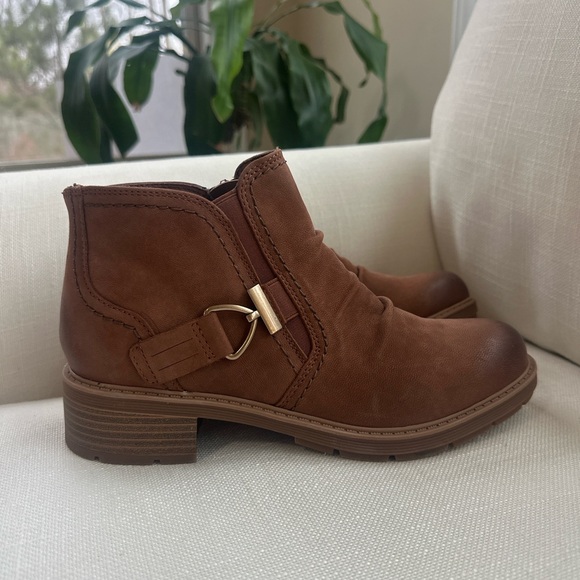 NEW Clarks Collection Brown Leather Ankle Boots Comfort Booties Womens 9 - Picture 2 of 11